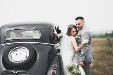 Kafkasyalı mutlu romantik çift evliliklerini kutluyor. Açık hava.