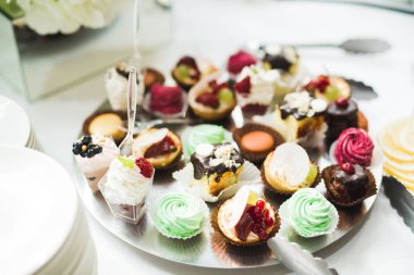 Düğün şekeri büfesinde lezzetli tatlılar, tatlılar, kekler.