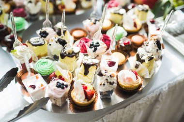 Enfes ve lezzetli bir tatlı masası ve resepsiyonda kapkek fotoğrafları.