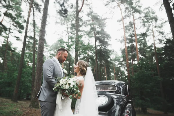 Casal jovem romântico feliz caucasiano comemorando seu casamento. Ao ar livre — Fotografia de Stock