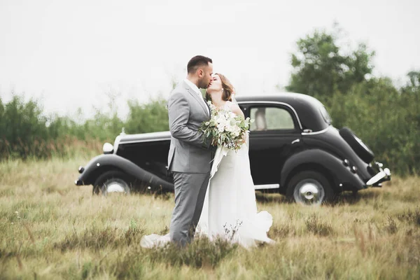 Caucasian happy romantic young couple celebrating their marriage. Outdoor — Stock Photo, Image