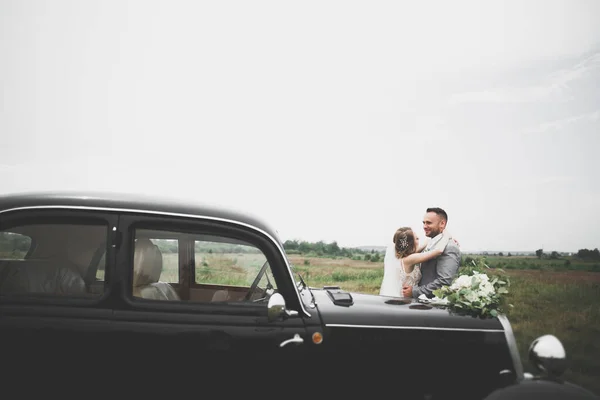 Casal jovem romântico feliz caucasiano comemorando seu casamento. Ao ar livre — Fotografia de Stock