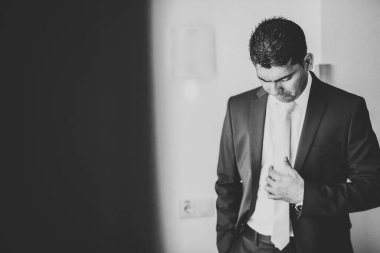 Güzel adam, damat poz veriyor ve düğüne hazırlanıyor.