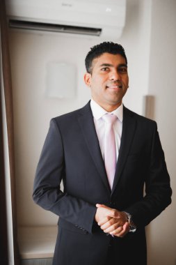 Genç ve yakışıklı bir adam iş toplantısından sonra bir otelde dinleniyor.