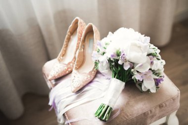 Tüylü, lüks makyaj, saç stili, stüdyo içi fotoğraf çekimi olan güzel bir gelin.