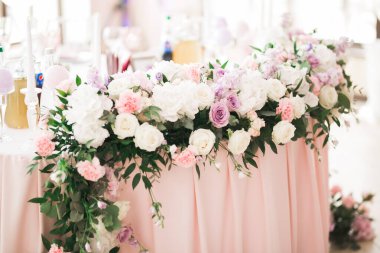 Düğün töreni için süslemeler. Güzel çiçekler.