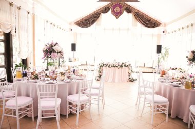 Düğün töreni için süslemeler. Güzel çiçekler.