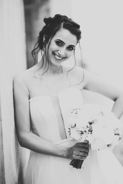 Ritratto di splendida sposa con capelli lunghi in posa con grande bouquet — Foto Stock