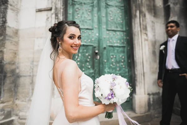 Bruidspaar in de natuur omhelst elkaar. Mooi model meisje in witte jurk. Man in pak — Stockfoto