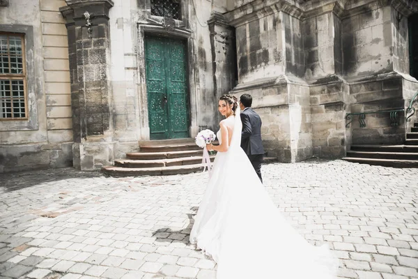 Una pareja de enamorados están caminando por las calles de la ciudad de Lviv —  Fotos de Stock