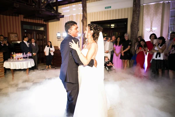 Hermosa pareja de casados recién casados y bailando su primer baile — Foto de Stock