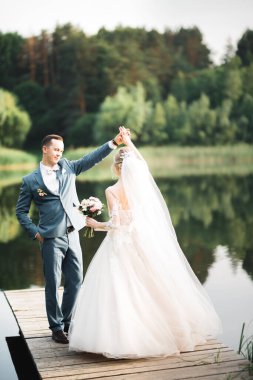 Parkta mükemmel bir elbiseyle dönen güzel gelin.