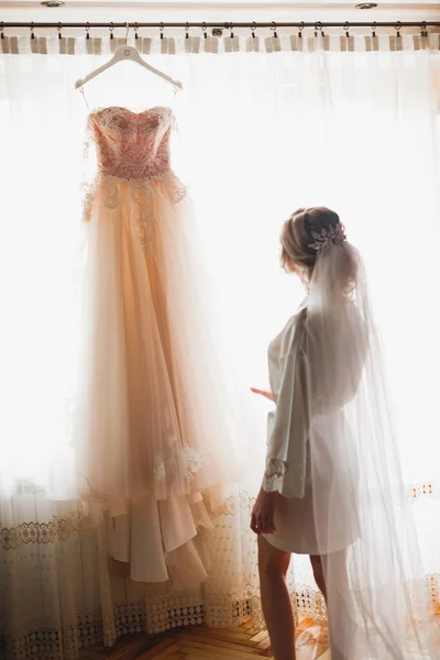 결혼식을 준비하면서 하얀 드레스를 입은 고급 신부 — 스톡 사진