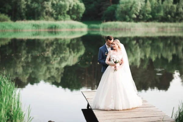 Romantiskt bröllop ögonblick, några nygifta leende porträtt, brud och brudgum kramar — Stockfoto