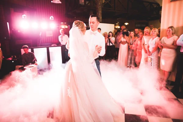 Primer baile de boda de pareja recién casada en restaurante —  Fotos de Stock