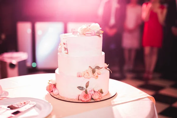 Pastel de boda decorado de lujo en la mesa —  Fotos de Stock