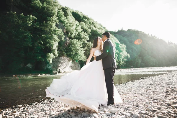 Lindo casal feliz de pé perto um do outro e olhando nos olhos — Fotografia de Stock