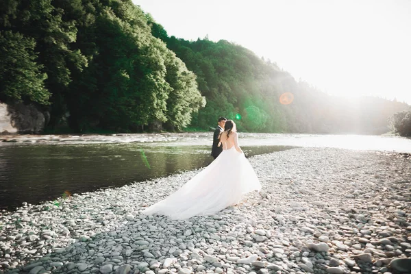 Matrimonio coppia che si tiene per mano, sposo e sposa insieme il giorno del matrimonio — Foto Stock