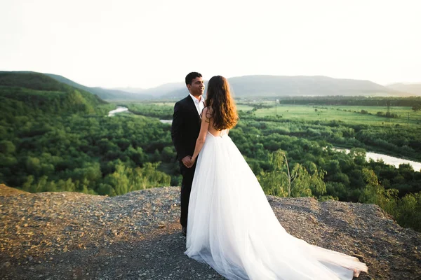 Casamento casal de mãos dadas, noivo e noiva juntos no dia do casamento — Fotografia de Stock