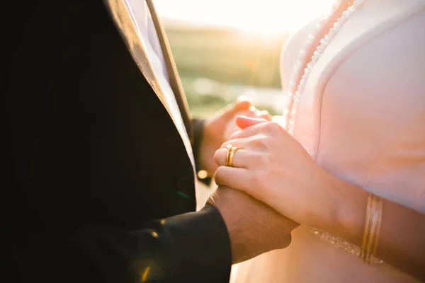 Bröllopspar håller hand, brudgum och brud tillsammans på bröllopsdagen — Stockfoto