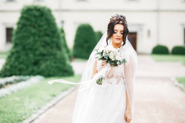 Gelinlik giymiş güzel moda gelin pozu