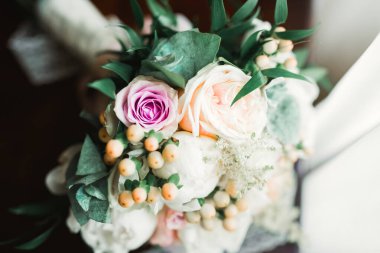 Farklı çiçeklerden oluşan lüks bir düğün buketi.