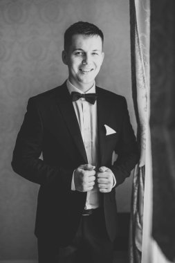 Damat sabah hazırlığı. Yakışıklı adam giyiniyor ve düğüne hazırlanıyor.