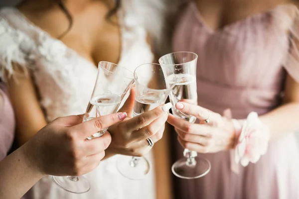 Foto novia con sus amigos bebiendo champán de copas — Foto de Stock