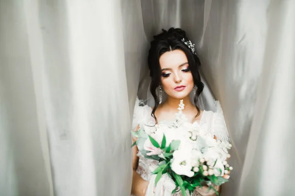 Ritratto di una bella sposa di moda, dolce e sensuale. Trucco nuziale e capelli — Foto Stock