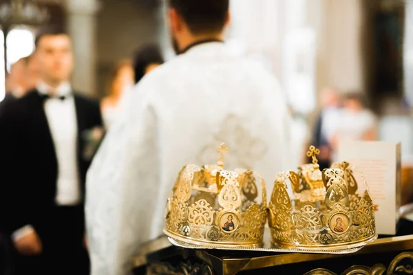 Coroas de ouro deitado sobre a mesa na igreja — Fotografia de Stock