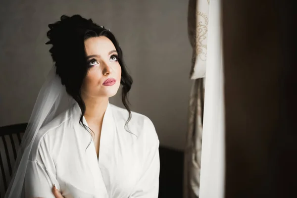 Magnifique mariée en robe posant et se préparant pour la cérémonie de mariage visage dans une chambre — Photo