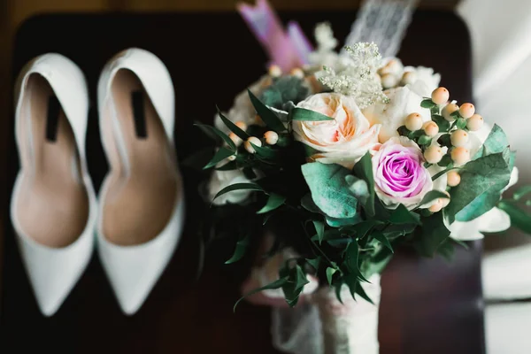 Νύφες γαμήλια παπούτσια με μπουκέτο με τριαντάφυλλα και άλλα λουλούδια — Φωτογραφία Αρχείου