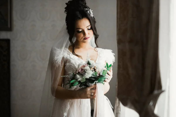 Indah pengantin mewah dalam gaun putih elegan — Stok Foto