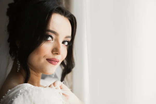 Retrato de una hermosa novia de moda, dulce y sensual. Maquillaje de boda y cabello —  Fotos de Stock