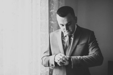 Damat sabah hazırlığı. Yakışıklı adam giyiniyor ve düğüne hazırlanıyor.