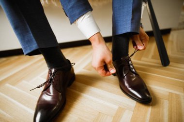 Damat sabah hazırlığı. Yakışıklı adam giyiniyor ve düğüne hazırlanıyor.