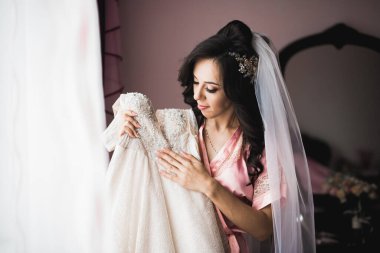 Zarif beyaz elbiseler içinde güzel bir gelin