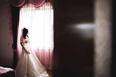 Zarif beyaz elbiseler içinde güzel bir gelin