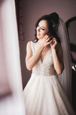 Zarif beyaz elbiseler içinde güzel bir gelin