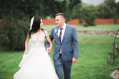 Botanik parkında yürüyen mutlu bir çift.