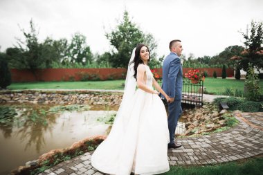 Botanik parkında yürüyen mutlu bir çift.