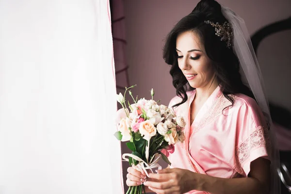 Menyasszony gazdaság nagy és gyönyörű esküvői csokor virágokkal — Stock Fotó
