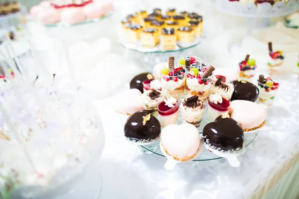 Heerlijk en smakelijk dessert tafel met cupcakes en shots bij de receptie closeup — Stockfoto