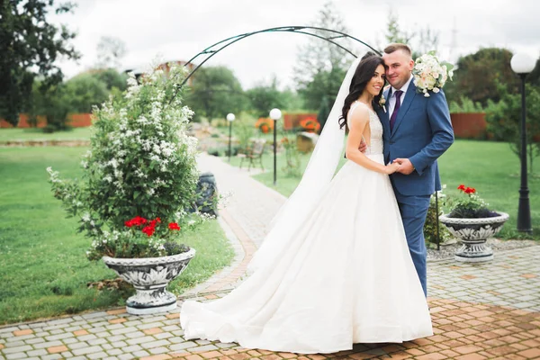 Casamento casal de mãos dadas, noivo e noiva juntos no dia do casamento — Fotografia de Stock