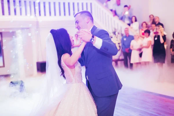 Primer baile de boda de pareja recién casada en restaurante — Foto de Stock