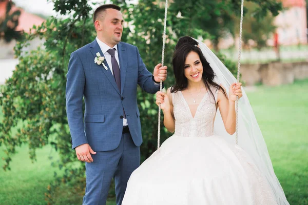 Gros plan d'un beau jeune couple de mariage — Photo