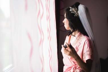 Tüylü, lüks makyaj, saç stili, stüdyo içi fotoğraf çekimi olan güzel bir gelin.