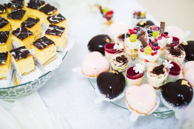 Düğün şekeri büfesinde lezzetli tatlılar, tatlılar, kekler.