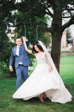 Parkta dans eden iki yeni evli çiftin güzel romantik düğünü.