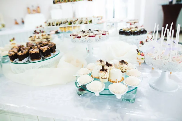 Läckra sötsaker på bröllopsgodis buffé med desserter, cupcakes — Stockfoto